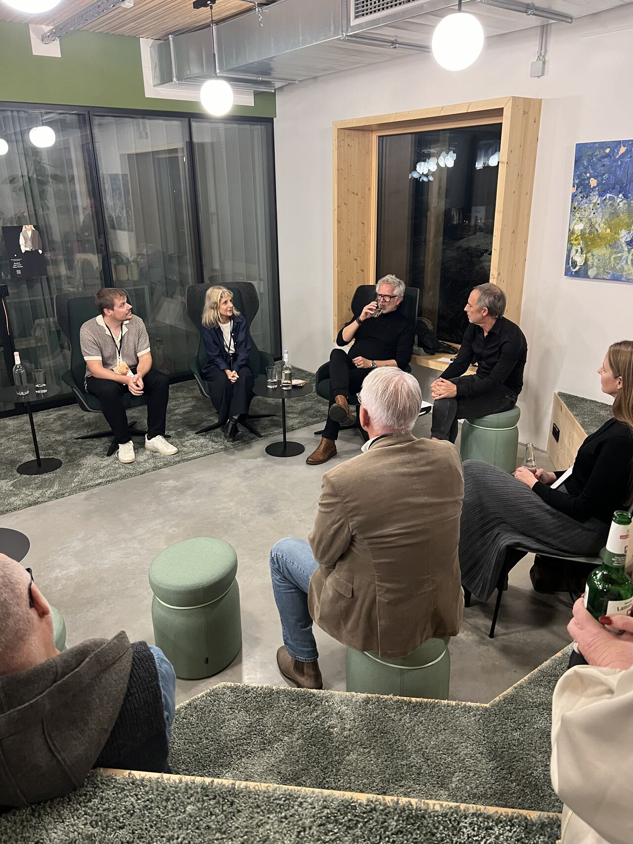 Advisory roundtable in the lounge